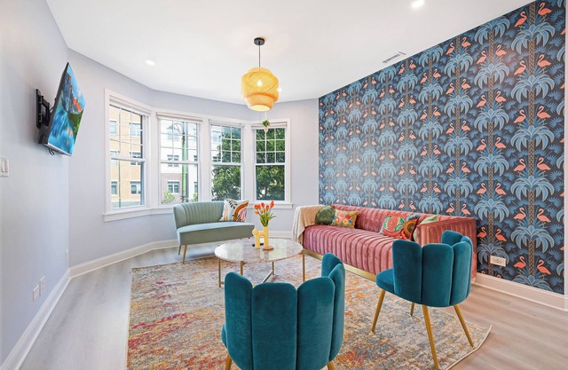 Huge Jungle Retreat w/Ping Pong + Huge Basement. Walk to Wrigley, Restaurants