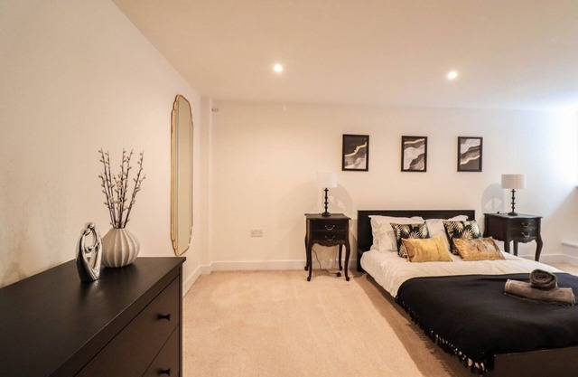 Huge London 2 Bed Flat w/Parking