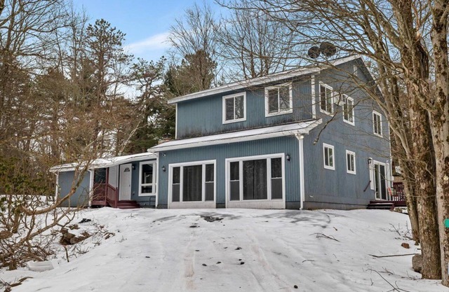 Huge Movie Room! 5-bedroom-3 full bath house. Perfect for large Gatherings
