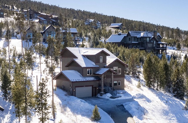 Huge Ski in/Out, 5 King Suites, Hot tub, Large Groups!