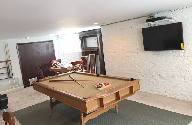 Huge Wrigleyville Beauty -10 beds and 5 baths in the heart of it all!