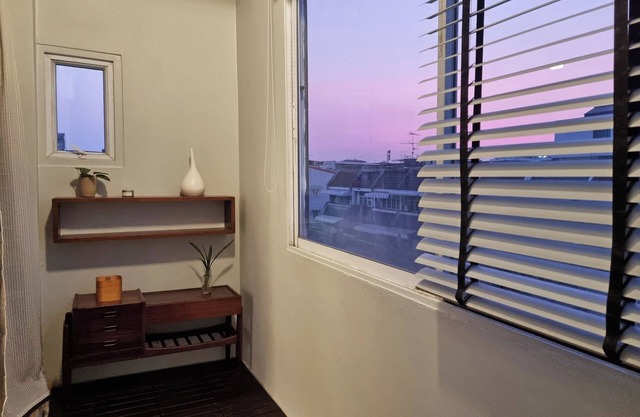 Human Touch Room - Cozy Private Stay with 3 Beds, Living Room, Balcony, Near BTS