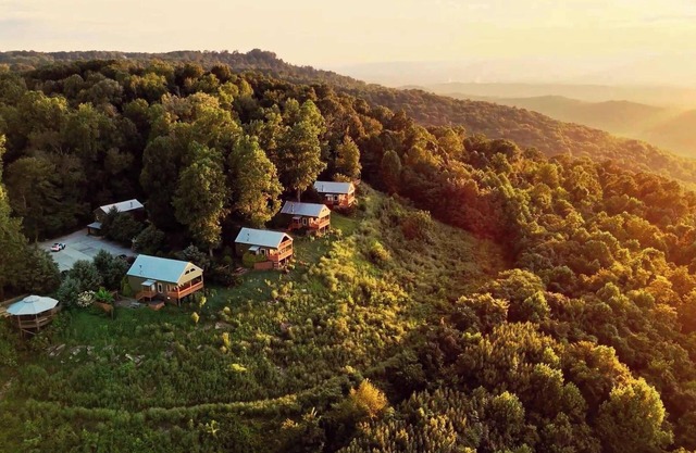 Hummingbird Cabin with a private hot tub!