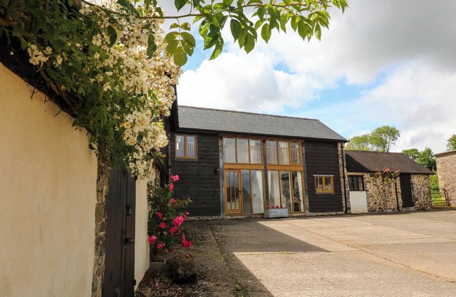 HUNSTONE BARN, family friendly, with a garden in South Molton