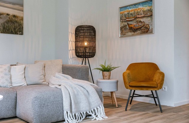 Huswell - Wide top-floor apt with private parking