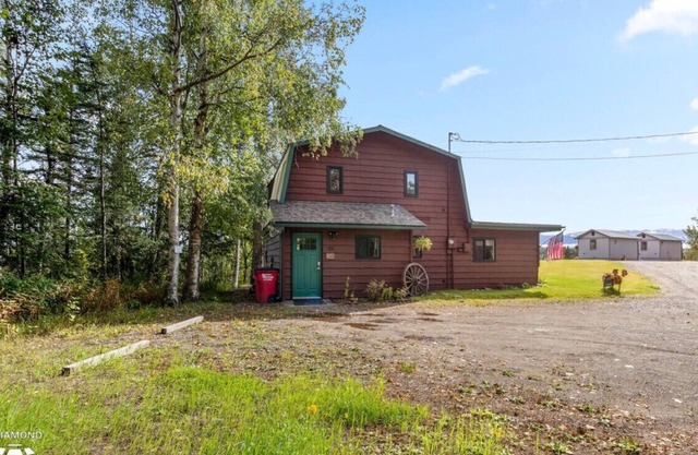 Hyer Mountain Vista-The Farmhouse