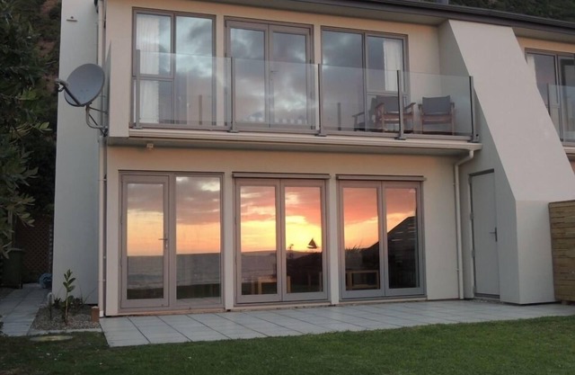I minute from beach. Relax,enjoy wonderful views of sea, sunsets, Kapiti Island.