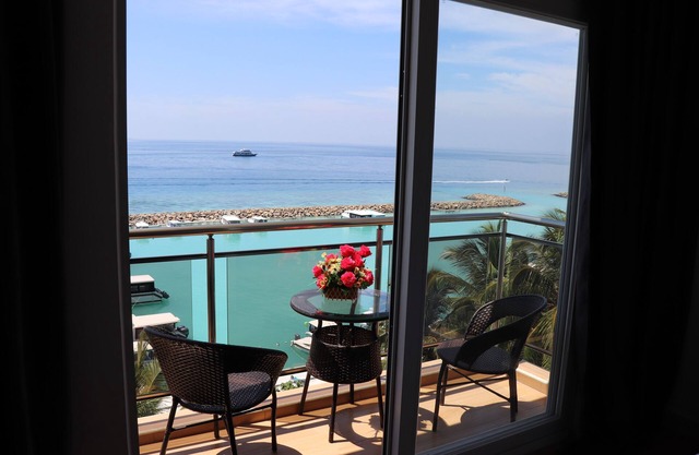 iCom Marina Sea View