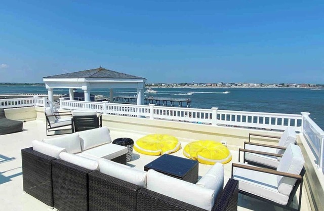 Icon Playce: Beachfront with 360 rooftop