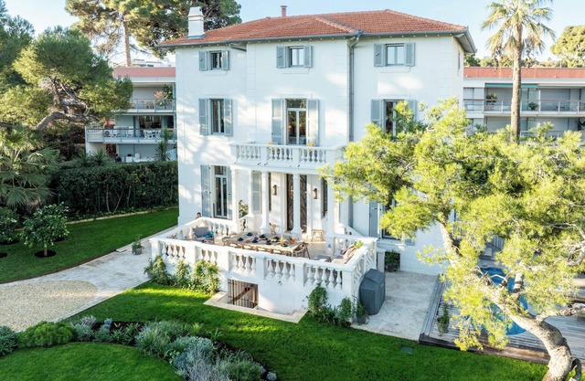 Iconic “Villa Illette” on the Cap d’Antibes, directly facing Plage du Ponteil