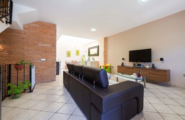 Ideal duplex with wifi and terrace, (happy house)