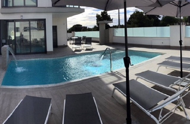 ideal for large families golfers close to beaches plenty of restaurants