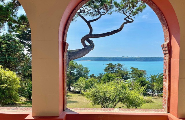 Ideal for 2 families, large charming house, sea view, direct access to the beach