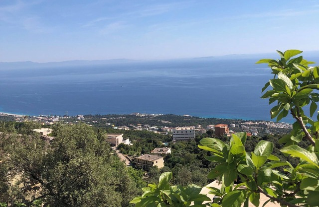 Ideal location for trekking, house with sea and mountains view, 3km from beach