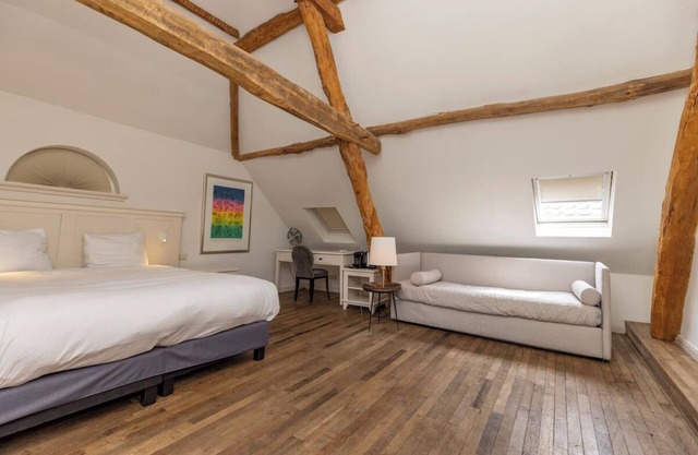 Ideal Location! Free Parking, Onsite Dining! Close to Jochumhof Botanical Garden