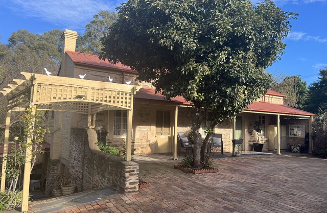 Ideal location to explore historic Strathalbyn, Wineries, good food and scenery