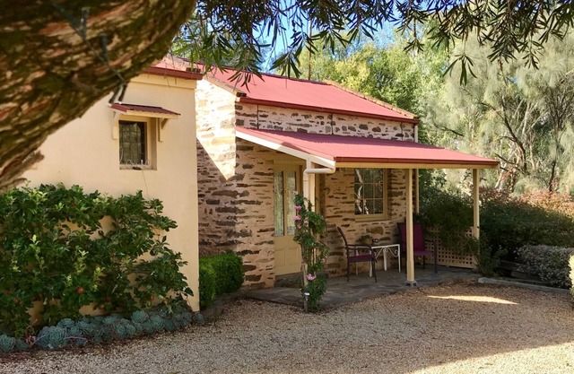 Ideal location to explore historic Strathalbyn, Wineries, good food and scenery