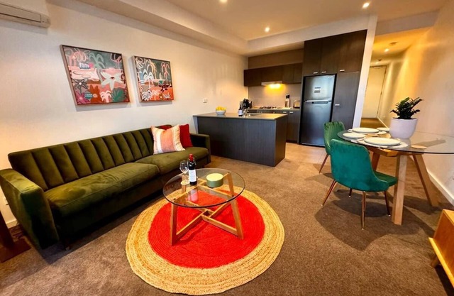 Ideal, Quiet 1BR Prahran Apt Near Cafes, Transport