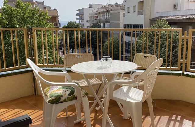 Ideally located 3-bedroom apartment with air conditioning and parking.