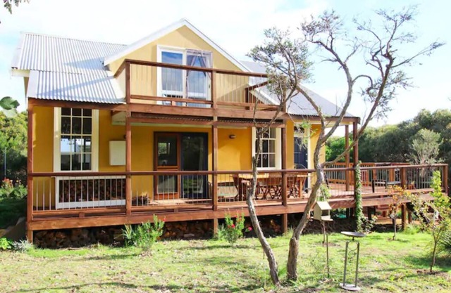 Ideally situated within a short drive to the 12 Apostles and Loch Ard Gorge