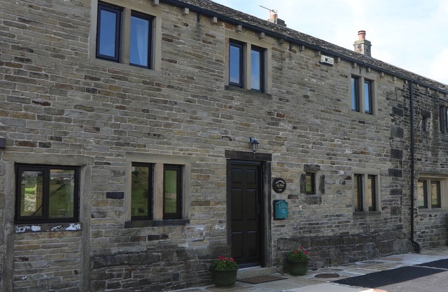 Idyllic cottage in Slaithwaite, stunning views, heart of the countryside