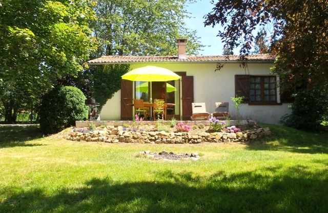 Idyllic country house with large garden near a beautiful swimming lake