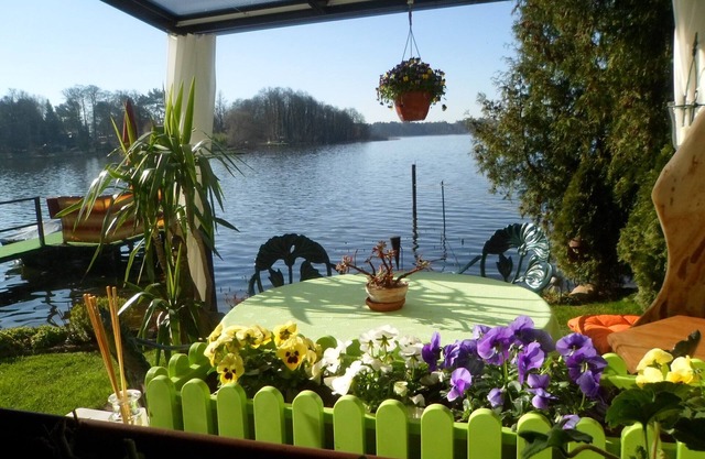 Idyllic location directly on the lake (1.5 m) with its own jetty, seating area on the water