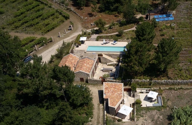 Idyllic location in nature 1km from the sea (4/5 bedrooms, sleeps 8 plus 3)
