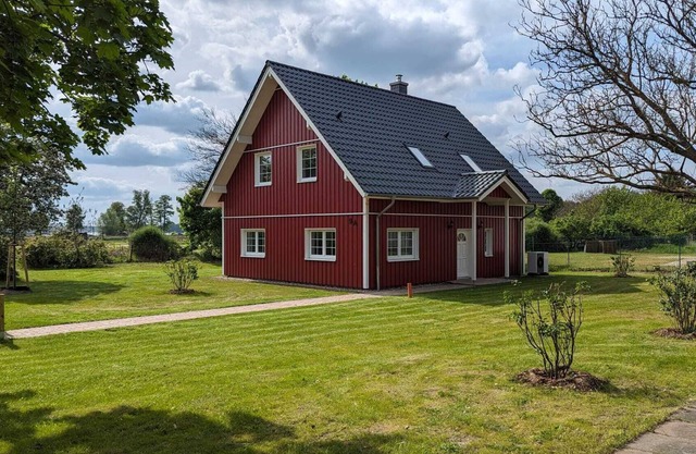 Idyllic Swedish-style vacation home with garden, close to the lake and a paddock