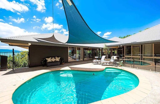 Idyllic Whitsunday Holiday Home with amazing views
