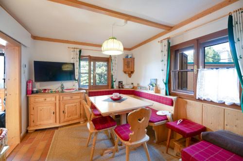 Idyllische Zirbenholz Alpin Huette