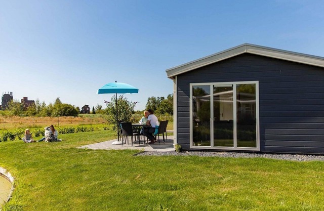 ✓ IJssellodge at Parc de IJsselhoeve ✓ Holiday home for 6 persons ✓ Located in Nieuwerkerk aan den IJssel (Zuid-Holland) ✓ Holiday park next to the IJssel ✓ Book directly through the park