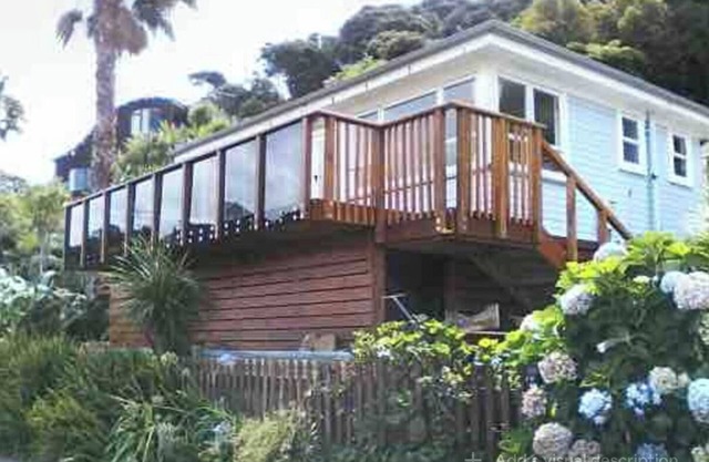 IkaRua Cottage - Idyllic waterside cottage with stunning views of the harbour.