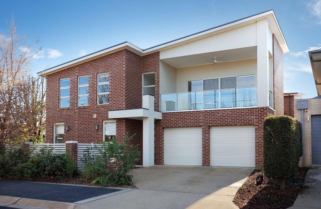 Immaculate & Impressive Irvington Villa - Stunning four bedroom home in central Albury