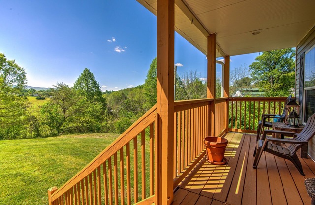 Immerse yourself in the beautiful setting of the tranquil riverside by staying in our 3BR 2Bath home