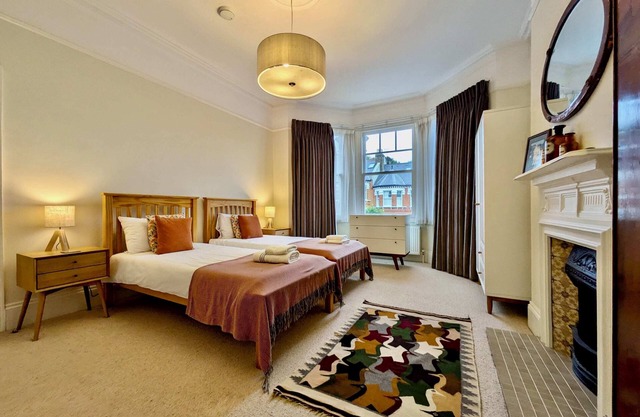 Impressive 5BR family home in Leafy