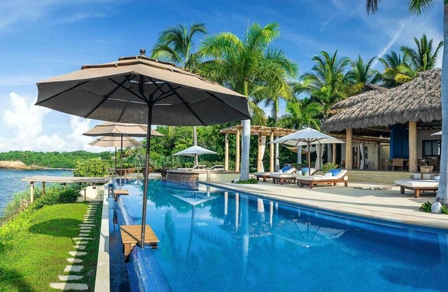 Impressive Oceanfront Estate for Tranquility
