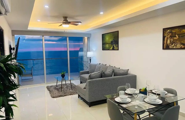 Impressive oceanview condo. Floor 15; pool, sauna & jacuzzi.