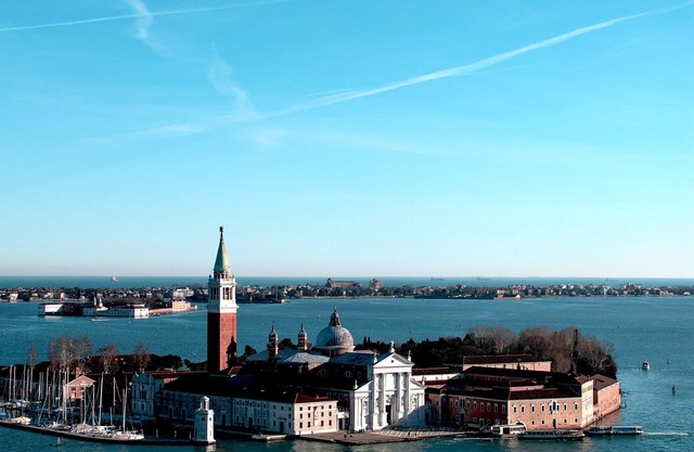 In front of the sea, swimming pool and air conditioning