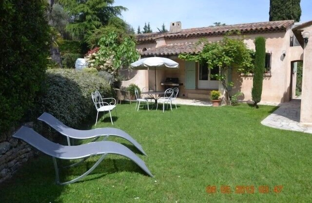 In Mougins, detached rental in property for 2 people