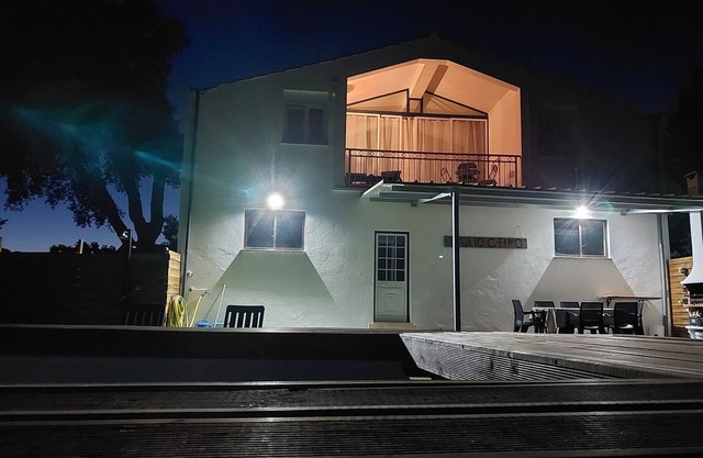 In the center of town, close to culture, the beach and the mountains. Pets accepted