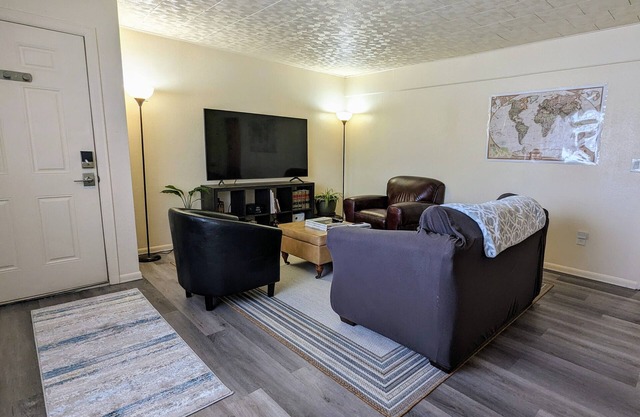 In Town! Fully-equipped kitchen with spacious bedrooms. Free parking & WiFi!