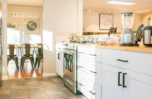 Incredible Cinema, Warm Sauna, Relaxing King Beds!