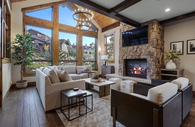 Incredible Executive Private Home with available hot tub! Pet Friendly LR902