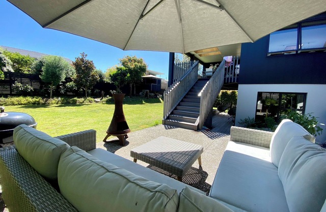 Incredible modern 5-bedroom home accessible to Ohope Beach and harbour