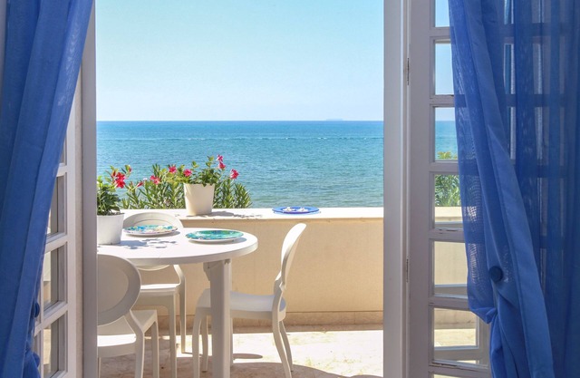 Independent apartment by the sea, terrace, garden, seaview, WiFi, aircon, 5 pers