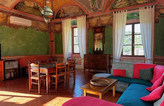 independent apartment on the second floor of a historic house in Monticello