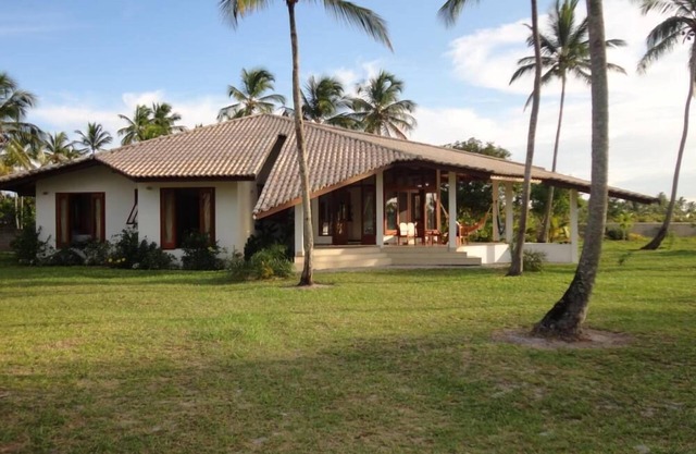 independent house in a private residence with pool and direct beach access