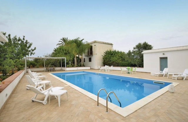 Independent villa with large private pool nestled in the Sicilian countryside