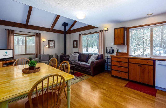 INDI02 - Charming home in the heart of Sunriver, Hot Tub